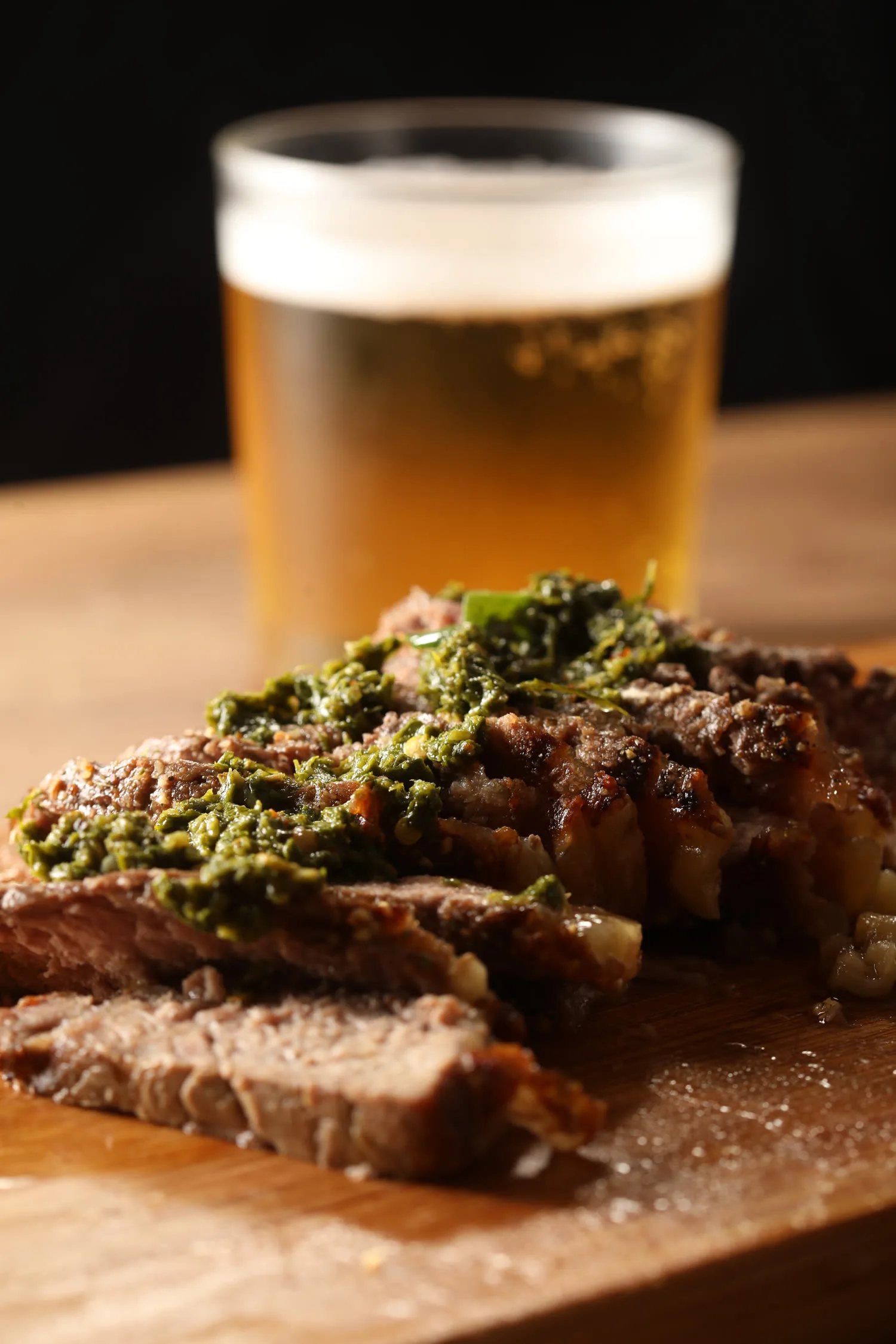 Picanha grelhada com chimichurri Saucier na tábua
