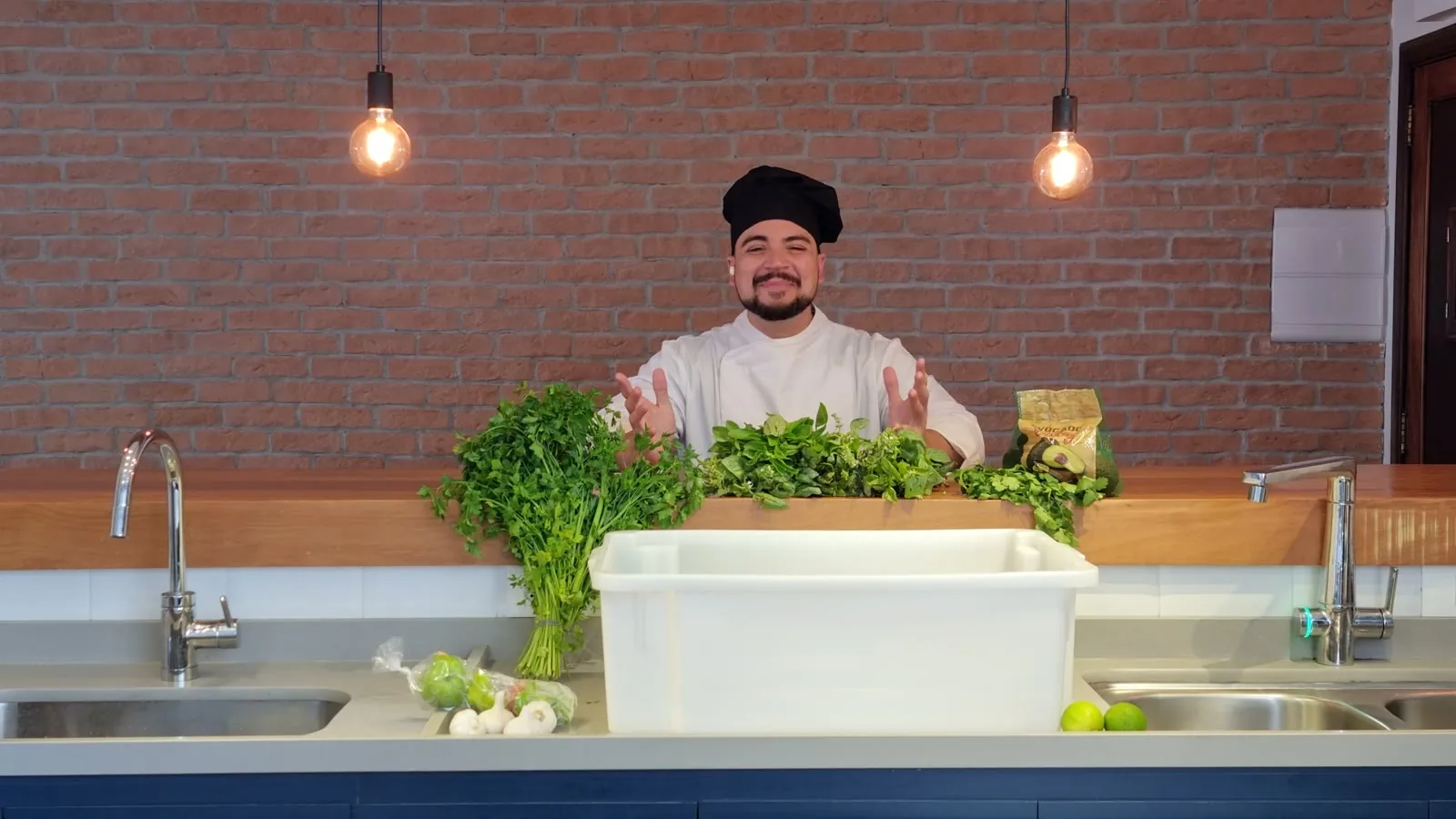 Chef Mauricio Lacerda na cozinha da Saucier